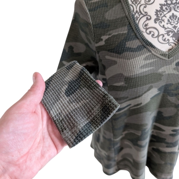 t.la Anthropologie Vicky Thermal Waffle Top Camoflauge Green V Neck Women's S - Picture 6 of 13